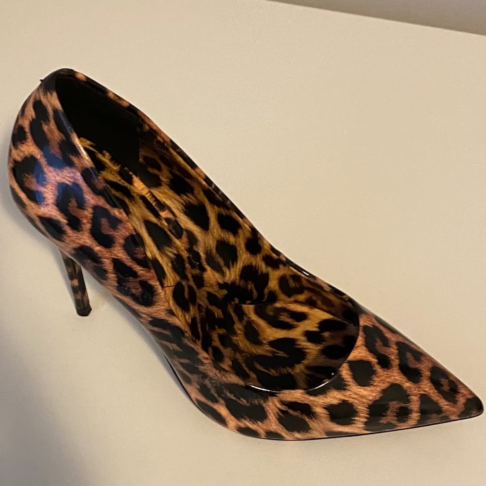 Patent leather Leopard pumps
